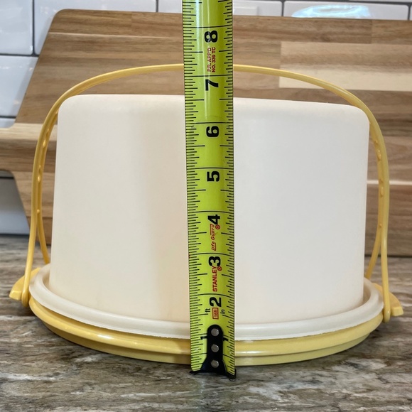 2 Tupperware Cake Takers White Rectangle 622 & Round Harvest Gold 684 & 1 Handle - Picture 2 of 15